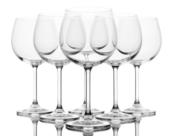 Verres à vin vides disposés et isolés sur du blanc — Photo