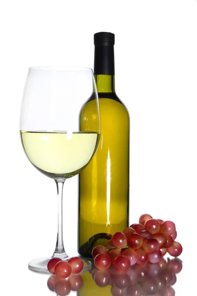 Verre à vin blanc et bouteille de vin isolé sur blanc — Photo