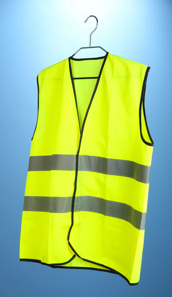 Желтый жилет, на цветном фоне
