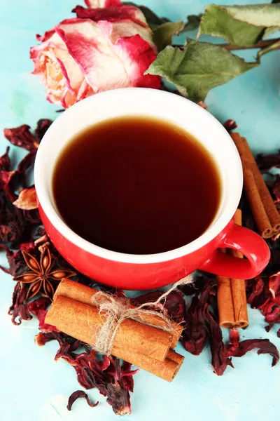 Kräutertee in Glasschale, auf farbigem Holzhintergrund — Stockfoto