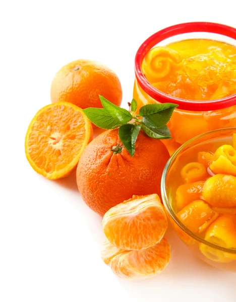 Sinaasappeljam met schil en mandarijnen, geïsoleerd op wit — Stockfoto