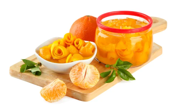 Narancs reszelt héja és a fából készült íróasztal, elszigetelt fehér mandarin jam — Stock Fotó