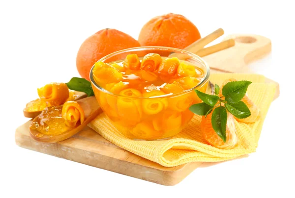 Engarrafamento de laranja com raspas e tangerinas em mesa de madeira, isolado em branco — Fotografia de Stock