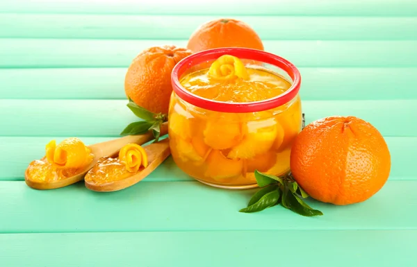 Dżem pomarańczowy z zapałem i mandarynki na drewniane biurko na drewnianym stole — Zdjęcie stockowe