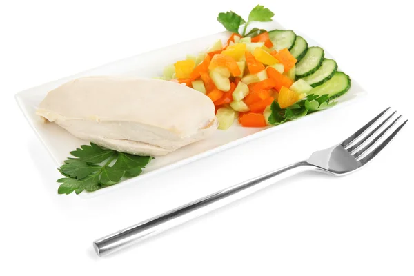 Варені курячі грудки на тарілці з овочами ізольовані на білому — стокове фото