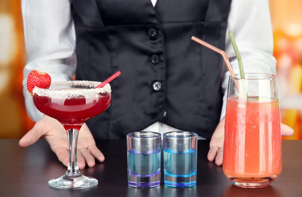 Barmen smakelijke cocktails, op lichte achtergrond maken — Stockfoto