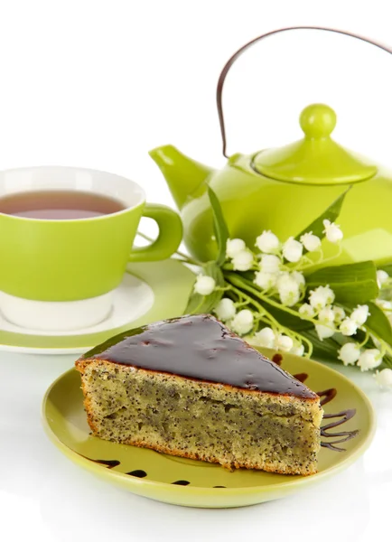 Pyszne ciasto makowe z filiżanką herbaty na białym tle — Zdjęcie stockowe