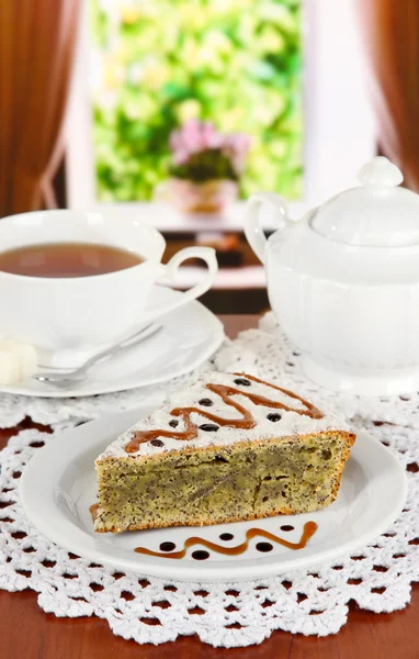 Deliziosa torta di semi di papavero con tazza di tè sul tavolo in camera — Foto Stock