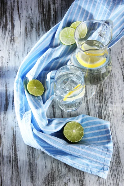 Pichet en verre d'eau et de verre sur table en bois close-up — Photo