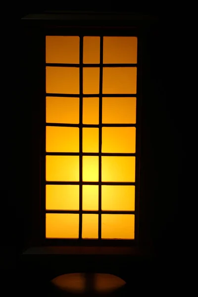 Lampe de table japonaise sur fond noir — Photo