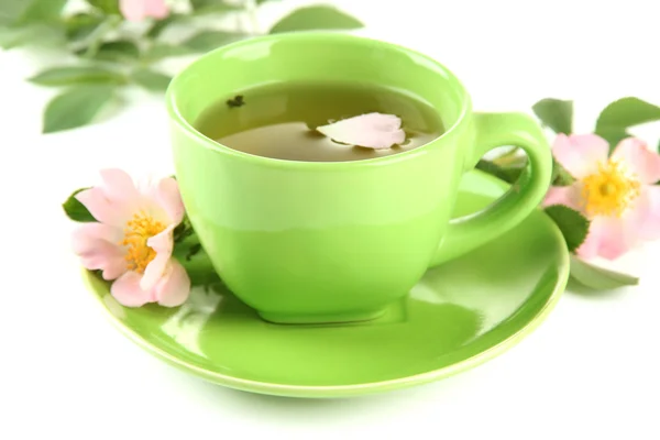 Tasse Kräutertee mit hippen Rosenblüten, isoliert auf weiß — Stockfoto