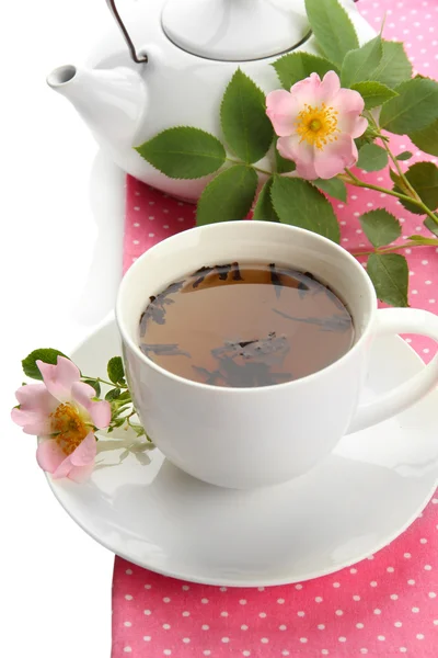 Tasse und Teekanne Kräutertee mit hippen Rosenblüten, isoliert auf weiß — Stockfoto