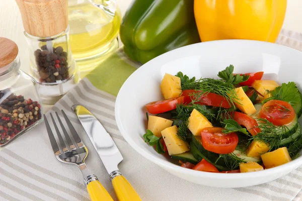 Ljus sallad i plattan på träbord — Stockfoto