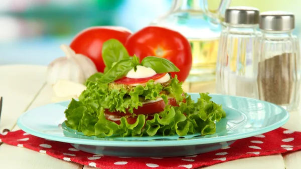 Măduvă prăjită gustoasă și felii de roșii cu frunze de salată, pe fundal luminos — Fotografie, imagine de stoc