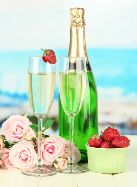 Natura morta romantica con champagne, fragole e rose rosa, su sfondo luminoso — Foto Stock