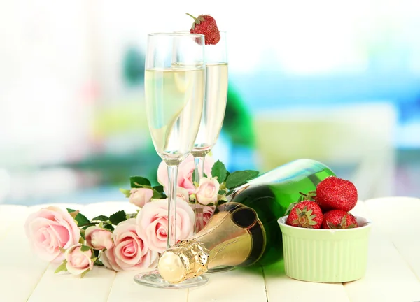 Романтичне натюрморт з шампанським, полуницею та рожевими трояндами на яскравому фоні — стокове фото