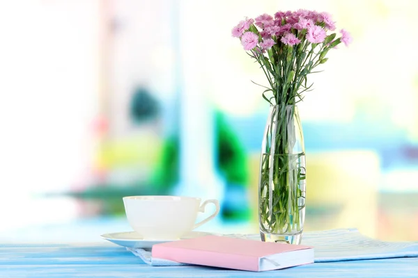 Molti piccoli chiodi di garofano rosa in vaso di vetro sul tavolo sullo sfondo della finestra — Foto Stock