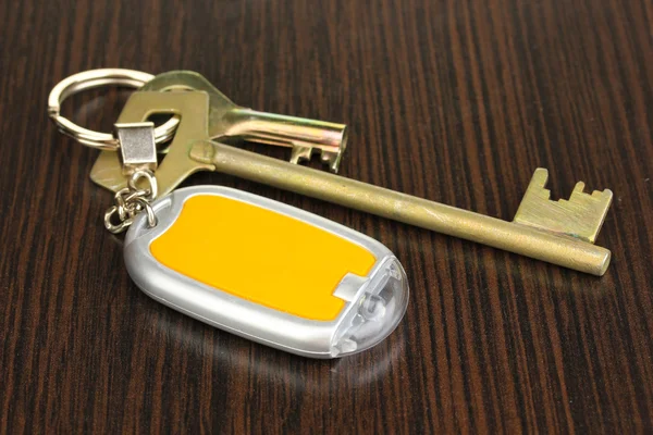 Klíče od domu a klíče na dřevěném pozadí — Stock fotografie