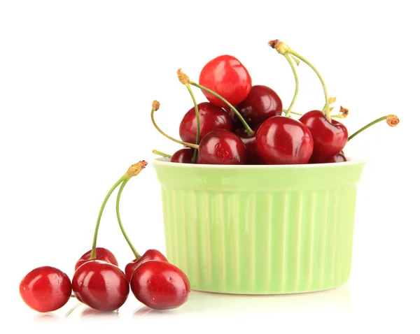 Baies de cerises rouges mûres dans un bol isolé sur blanc — Photo