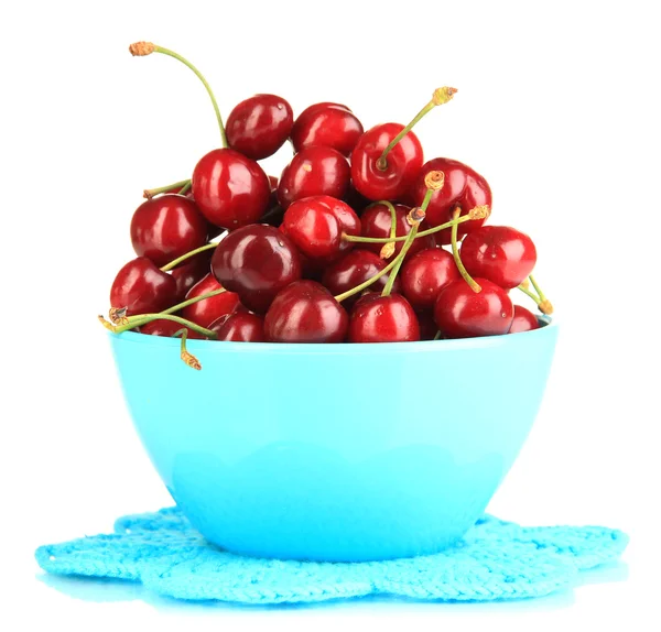 Bayas rojas maduras de cereza en un tazón aislado sobre blanco —  Fotos de Stock