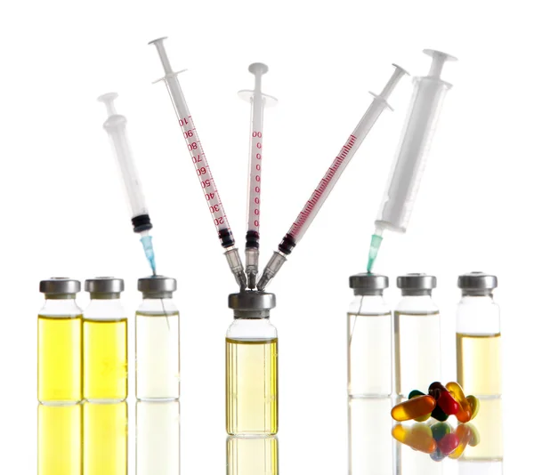 Frascos médicos comprimidos e seringas isoladas em branco — Fotografia de Stock