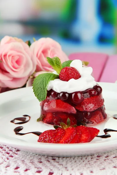 美味果冻甜点与新鲜浆果，在明亮的背景上 — 图库照片
