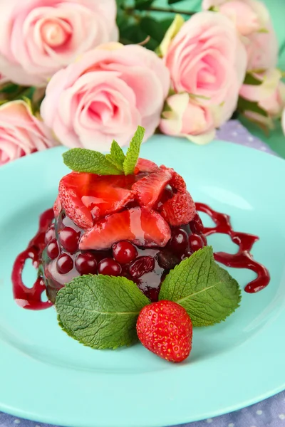 Tasty jelly dessert with fresh berries, on bright background — Stock Photo, Image