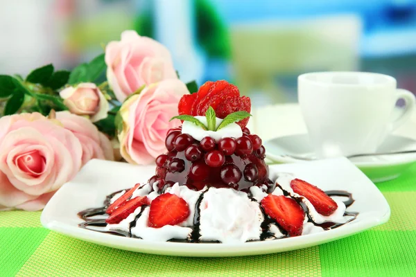 Leckeres Gelee-Dessert mit frischen Beeren, auf hellem Hintergrund — Stockfoto