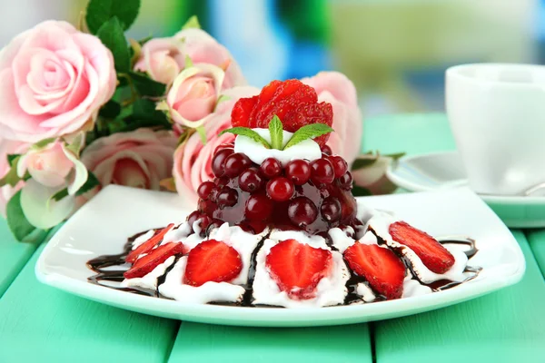 Sabroso postre de gelatina con bayas frescas, sobre fondo brillante — Foto de Stock