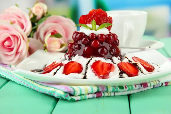 明るい背景上の新鮮な果実とおいしいゼリーのデザート — ストック写真