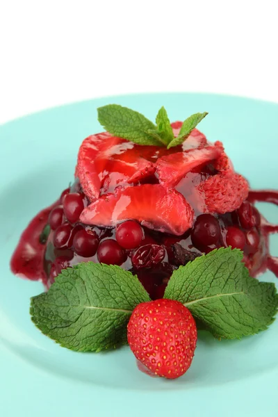 Leckeres Gelee-Dessert mit frischen Beeren, isoliert auf weiß — Stockfoto