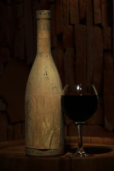 Komposition mit alter Flasche Wein und Weinglas im alten Keller, auf dunklem Hintergrund — Stockfoto