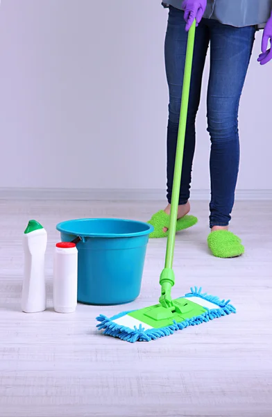 Schoonmaakvloer in de kamer close-up — Stockfoto