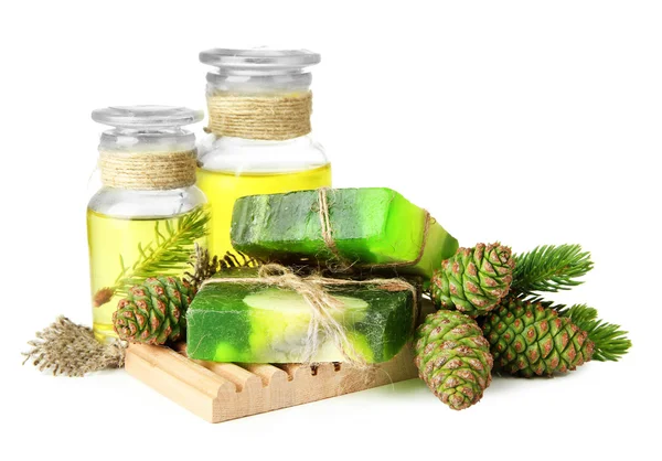 Ručně vyráběné mýdlo a lahve fir tree oil, izolované na bílém — Stock fotografie