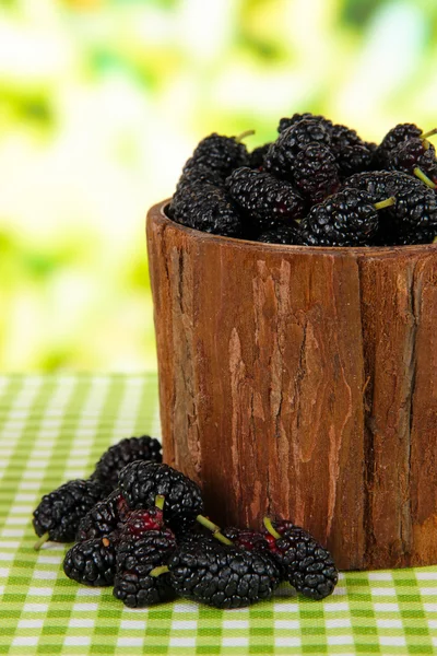 Ripe mulberries in bowl on table on bright background — Stock Photo, Image