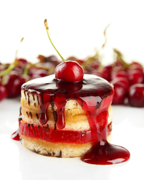 Leckeren Keks Kuchen mit Marmelade und Beeren isoliert auf weiß — Stockfoto