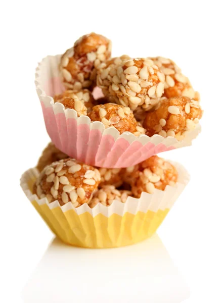 Cacahuetes sabrosos con sésamo y caramelo, aislados en blanco — Foto de Stock