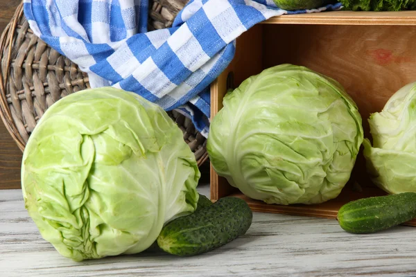 Složení zeleniny na tabulce na dřevěné pozadí — Stock fotografie