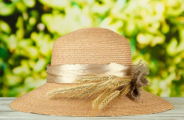 Hermoso sombrero de verano con espiguillas sobre fondo verde —  Fotos de Stock