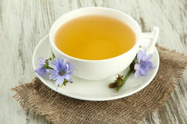 Tasse Tee mit Chicorée, auf Holzgrund — Stockfoto