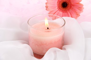 çiçek beyaz kumaş üzerine ile güzel mum yakın çekim