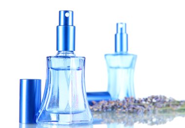 parfüm şişeleri ve üzerinde beyaz izole lavanta