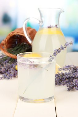 Lavanta limonata, parlak zemin üzerine