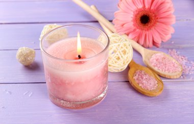 güzel pembe mum ile mor ahşap zemin çiçek