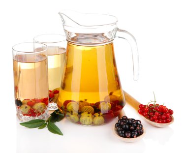 sürahi ve bardak beyaz izole yaz meyveleri ile Komposto