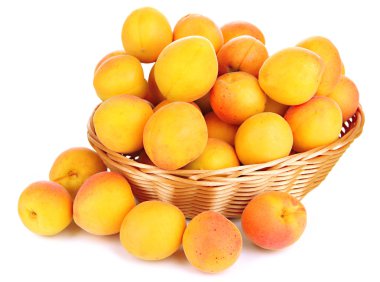 verse natuurlijke abrikoos in rieten mand geïsoleerd op wit