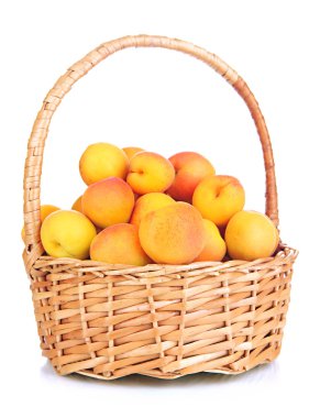 verse natuurlijke abrikoos in rieten mand geïsoleerd op wit