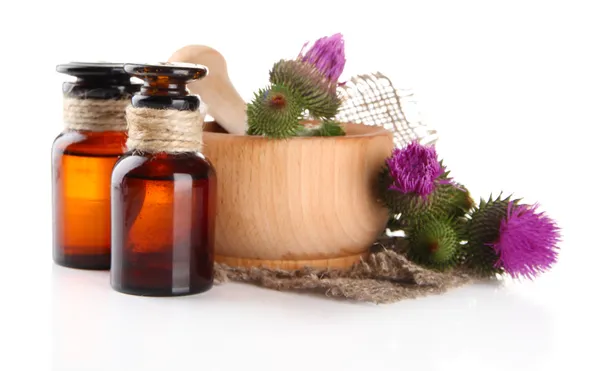 Botellas de medicina y mortero con flores de cardo, aisladas en blanco —  Fotos de Stock