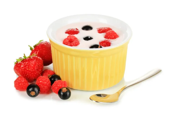 Pyszny jogurt z owocami na białym tle — Zdjęcie stockowe