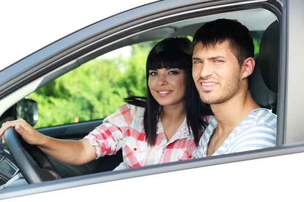 Bonito feliz jovem casal carro de condução — Fotografia de Stock